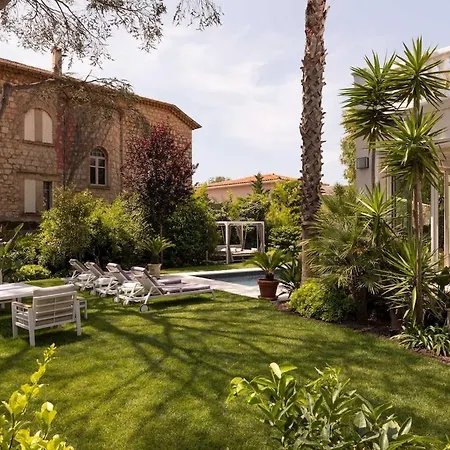 De Charme Avec 5 Et Piscine Privée à *